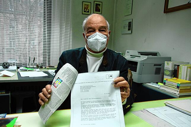 Burghard von Sondern zeigt den Brief, den er an Kretschmann geschrieben hat.