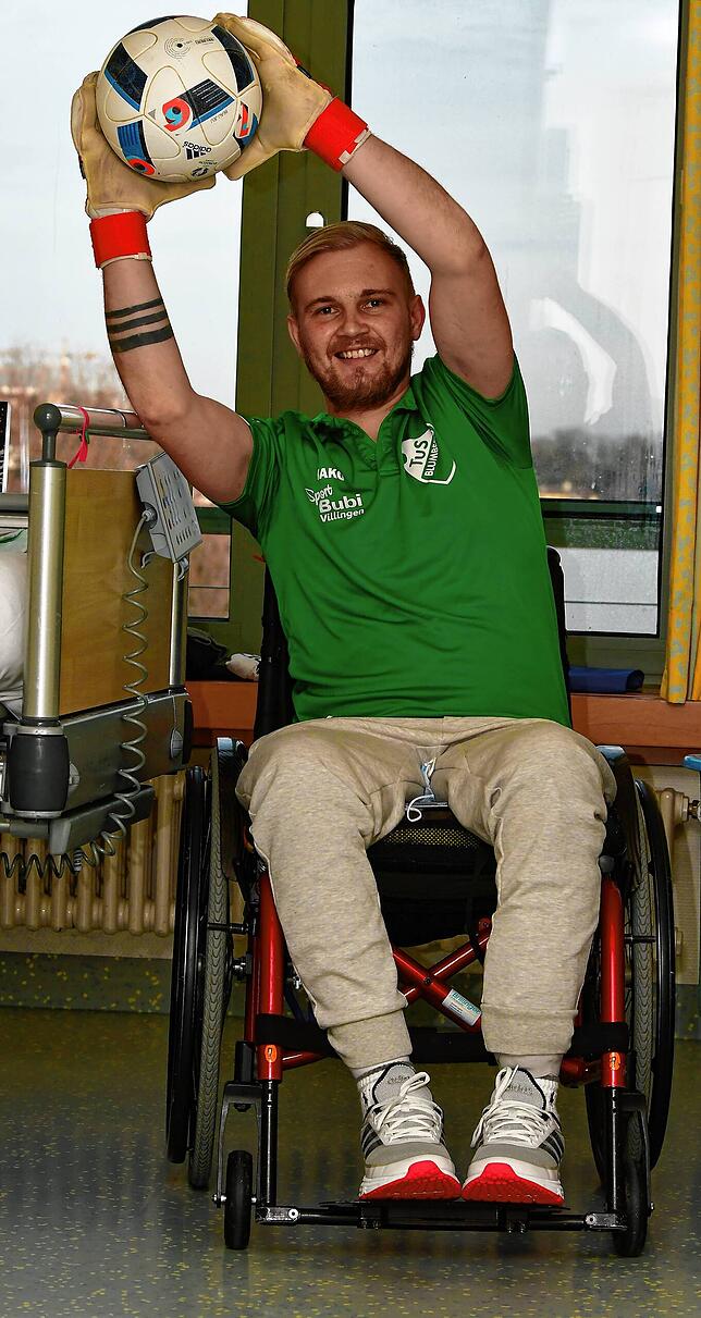 Fußball bleibt sein Leben: Obwohl Kevin Simanowski nach seinem Arbeitsunfall an den Rollstuhl gefesselt sein wird, hat er die Liebe zum ...