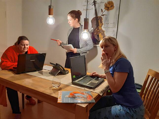 Proben noch zuhause für den großen Auftritt am 11. November (von links): Loretta Karrer, Sina Gnauk und Antje Groll, die mit den ...