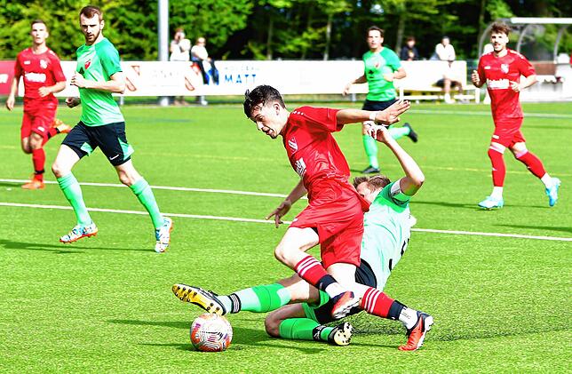 Ball gespielt: Das Tackling von Frederick Albiez gegen David Rizani brachte dem FC Bergalingen einen Foulelfmeter ein, mit dem Marvin ...
