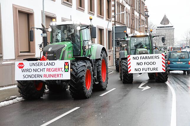 Bild 18: Traktoren umrunden die Stadt: Jetzt demonstrieren die Landwirte auch in Konstanz!