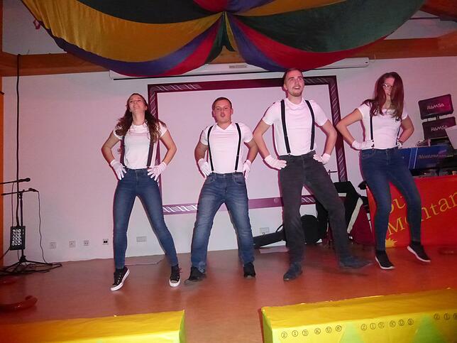 Die "Zwei lustigen Sechs" Bianca, Dominik, Manuel und Jasmin führen einen fetzigen Tanz auf.