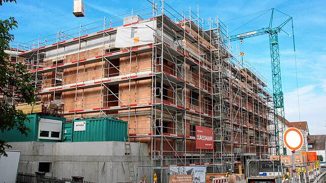 Der wuchtige Gebäudekomplex am Beginn des Mühlweges. Im Erdgeschoss ist die Tiefgarage, darüber drei Stockwerke und dann noch das Penthouse.