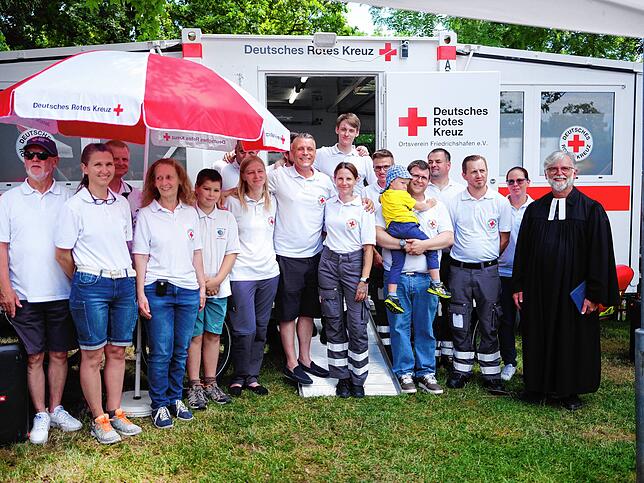 Beim interkulturellen Stadtfest wurde der neue Container eingeweiht – und geweiht vom evangelischen Pfarrer Harald Kuhnle (rechts).