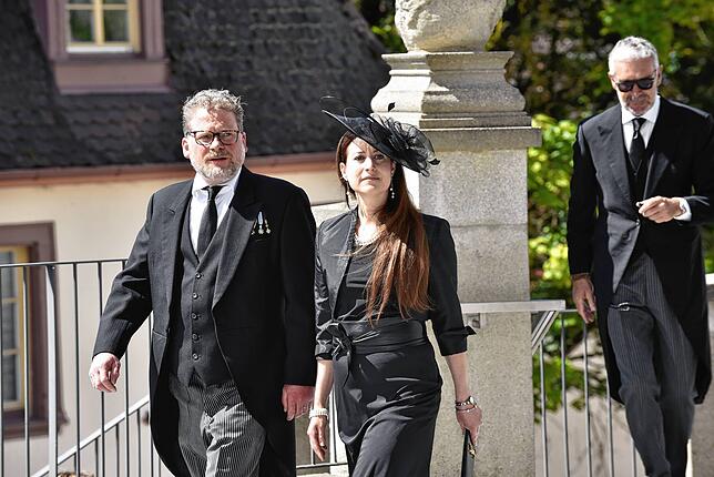 Bild 13: Abschied von Heinrich Fürst zu Fürstenberg: Besucher auf dem Weg in die Donaueschinger Stadtkirche