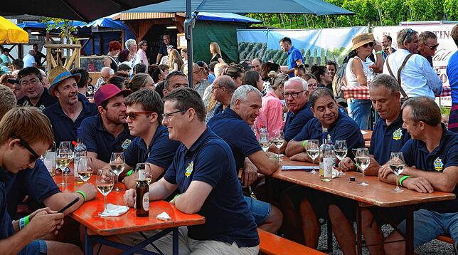Bild 16: Beim Bermatinger Weinfest wird auch am Samstag gefeiert! Wir haben die besten Bilder – Teil 1