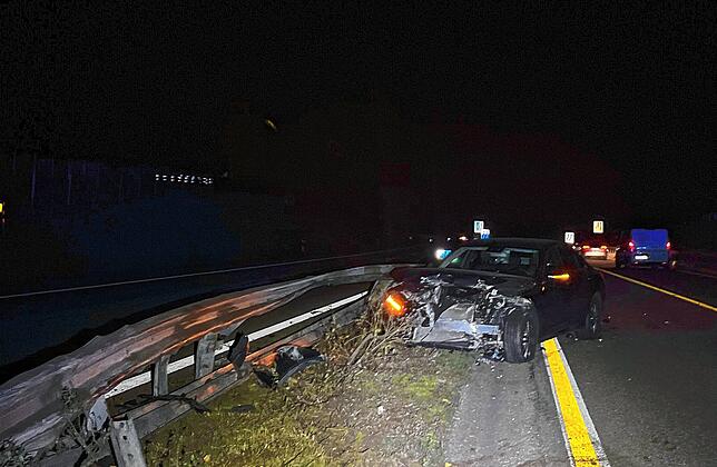 Der 18-Jährige nickte kurz am Steuer ein und krachte dadurch in die Leitplanke auf der A3 bei Zeiningen.