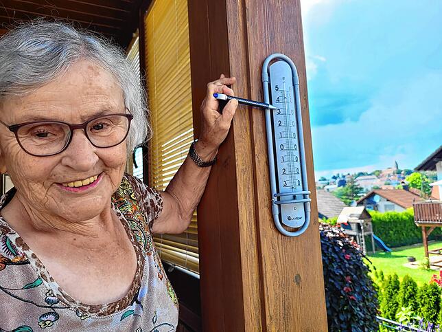 Das Thermometer von Maria Betz zeigt auf ihrem Balkon in Bonndorf knapp 34 Grad, im Hintergrund die Kulisse der Stadt.