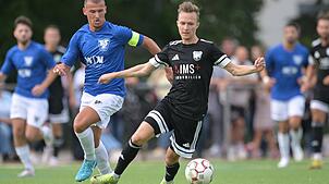 Sein Tor reicht nicht: Philip Lehmann (vorn, gegen Sanel Covic) glich für den FC Wehr beim TuS Stetten zwar aus, doch am Ende unterlag ...