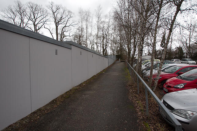 Auch dieser Gehweg vom Pfeiferhölzle zum Friedhof soll dem Bauprojekt zum Opfer fallen. Links die Garagen, rechts der Parkplatz Friedhof ...