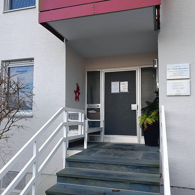 Ein Zettel an der Tür klärt auf, dass zur Sicherheit der Patienten die gesamte Praxis in Quarantäne ist.