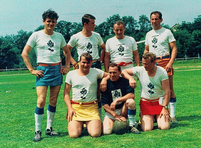 Eine Siebener-Mannschaft der MBB mit der legendären schwarzen Rose auf dem Trikot: Walter Thoma ist der Dritte von links.