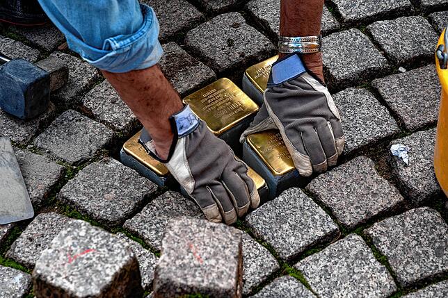 Bild 24: Nun liegen sie auch in VS: Die ersten 18 Stolpersteine zum Gedenken an Villinger Juden sind am Mittwoch verlegt worden