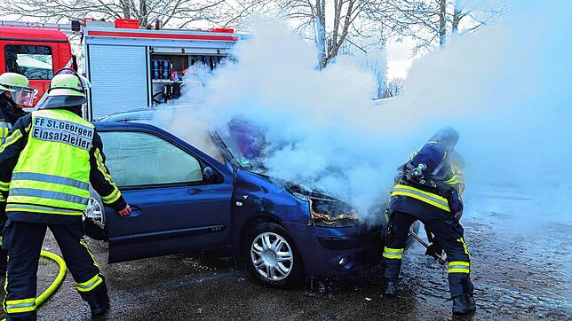 Dichter Qualm steigt vom brennenden Auto bei der Feuerwehr Oberkirnach auf.