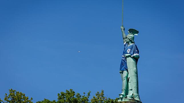 Das Hermannsdenkmal ist nun in ungewohntem Outfit zu sehen.