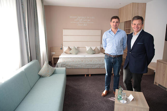 Heiko und Heinz Stärk zeigen ein umgestaltetes Hotelzimmer im Singener "Lamm", das nach Feng-Shui-Kriterien gestaltet wurde. Bild: ...