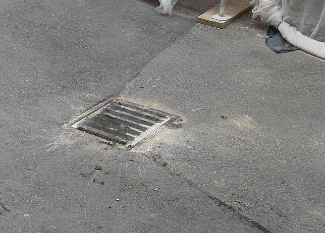 Hier hatten die beiden Maler das Pinselwaschwasser weggeschüttet.