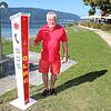 Karl-Heinz Rimmele, Vorsitzender der DLRG-Ortsgruppe Sipplingen, zeigt auf die Notrufsäule, die am Naturstrand in Sipplingen steht.