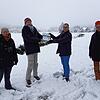 Die Naturschützer stehen mit dem Bürgermeister auf der Wiese an den Schwackenreuter Seen, wo die Recyclinganlage entstehen soll, und ...