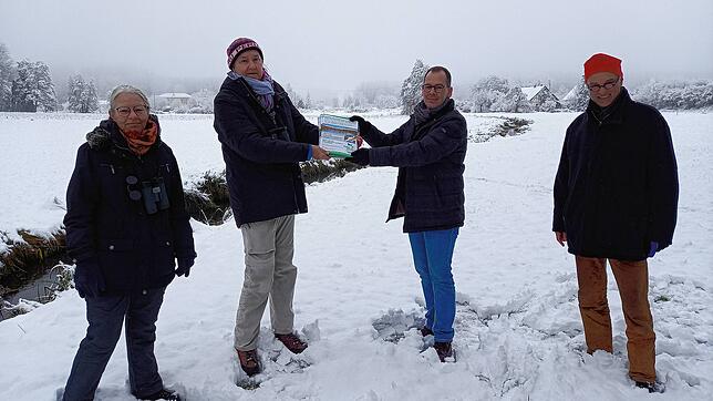 Die Naturschützer stehen mit dem Bürgermeister auf der Wiese an den Schwackenreuter Seen, wo die Recyclinganlage entstehen soll, und ...