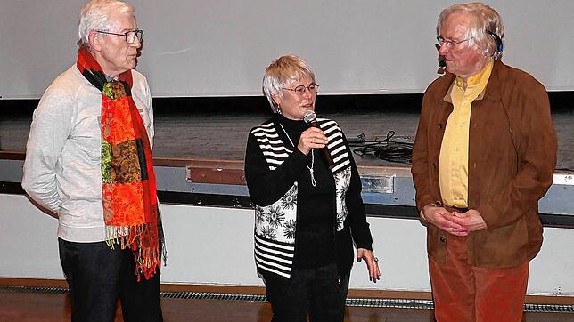 Peter Swadosch und Ulrika Bames berichten über ihre Gemütslage in Krisenzeiten, die Knud Eike Buchmann (recht) in seinem Vortrag ...