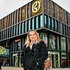 Center-Leiterin Kitty Molnar vor dem Einkaufszentrum Cano, das vor drei Jahren eröffnet wurde. Seitdem hat sich einiges verändert.