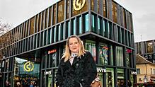 Center-Leiterin Kitty Molnar vor dem Einkaufszentrum Cano, das vor drei Jahren eröffnet wurde. Seitdem hat sich einiges verändert.
