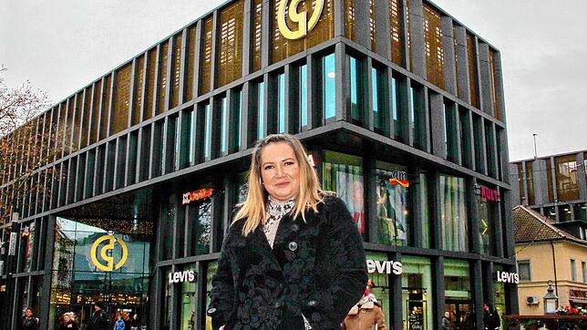 Center-Leiterin Kitty Molnar vor dem Einkaufszentrum Cano, das vor drei Jahren eröffnet wurde. Seitdem hat sich einiges verändert.