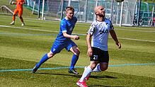 Tennenbronns Kapitän Maurice Dresel (links) und seine Teamkollegen taten sich gegen Absteiger SG Kirchen-Hausen mit Qazim Sulejmani sehr ...