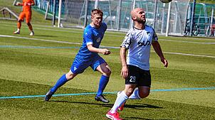 Tennenbronns Kapitän Maurice Dresel (links) und seine Teamkollegen taten sich gegen Absteiger SG Kirchen-Hausen mit Qazim Sulejmani sehr ...