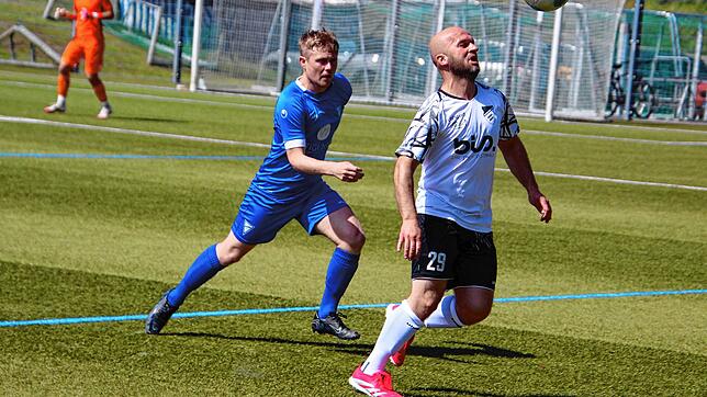 Tennenbronns Kapitän Maurice Dresel (links) und seine Teamkollegen taten sich gegen Absteiger SG Kirchen-Hausen mit Qazim Sulejmani sehr ...