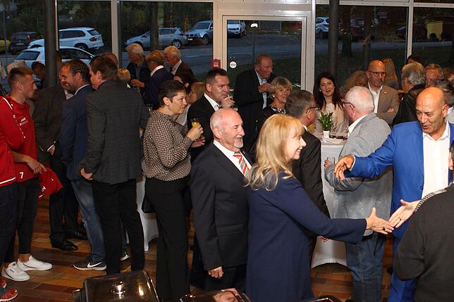 Rund 300 Gäste waren bei der Festgala des SC Pfullendorf in die Stadthalle gekommen, wobei zu Beginn ein Sektempfang stand. Gefeiert ...