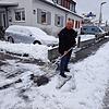 Roland Krauß befreit den Gehweg in der Erlenstraße in der Villinger Südstadt von Schnee und Eis. Da er Zeit hat, räumt er die ...