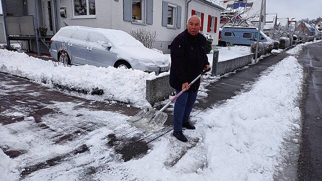 Roland Krauß befreit den Gehweg in der Erlenstraße in der Villinger Südstadt von Schnee und Eis. Da er Zeit hat, räumt er die ...