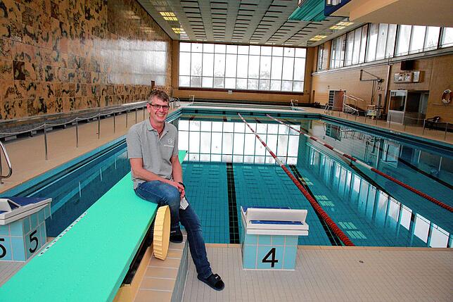Betriebsleiter Peter Heck am Becken des Singener Hallenbads (Archivbild). Das Bad ist im vergangenen Jahr 50 Jahre alt geworden.