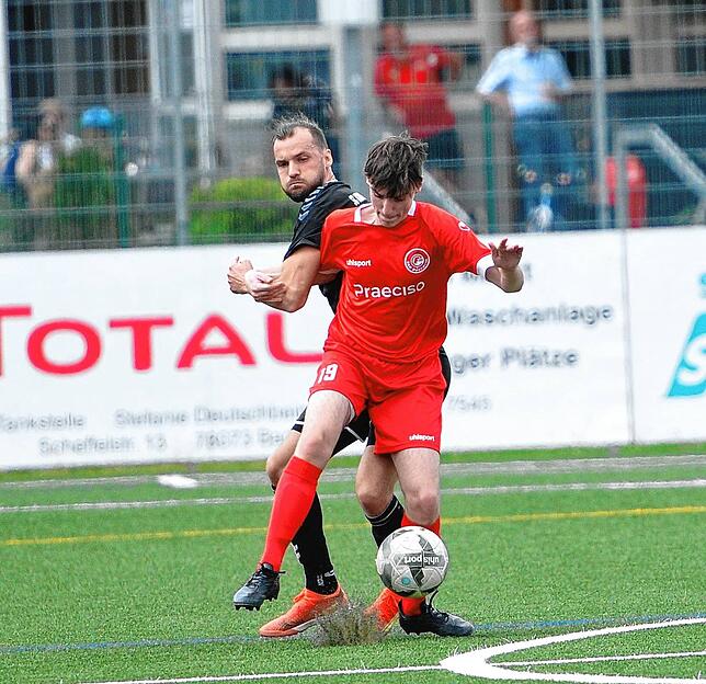 Behauptet sich im Zweikampf &ndash; der Ball führende Daniele de Rosa (vorn) gegen Timo Werne.