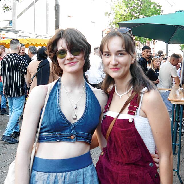 Frieda Kewitsch (links) und Emilie Pfeiffer schätzen das breite Angebot auf dem Stadtfest.