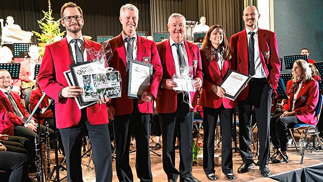 Bei der Ehrung (v.l.): Markus Herzog und der Vorsitzende Alexander Schmidle (beide 25 Jahre Mitgliedschaft), Rolf Bergdorf (40 Jahre) ...