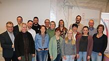 16 von 18 Kandidaten für die kommende Gemeinderatswahl stellen sich fürs Foto auf. Die Hälfte der Kandidaten sind Frauen. Bild: Silvia ...