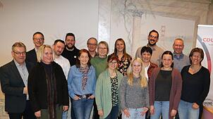 16 von 18 Kandidaten für die kommende Gemeinderatswahl stellen sich fürs Foto auf. Die Hälfte der Kandidaten sind Frauen. Bild: Silvia ...