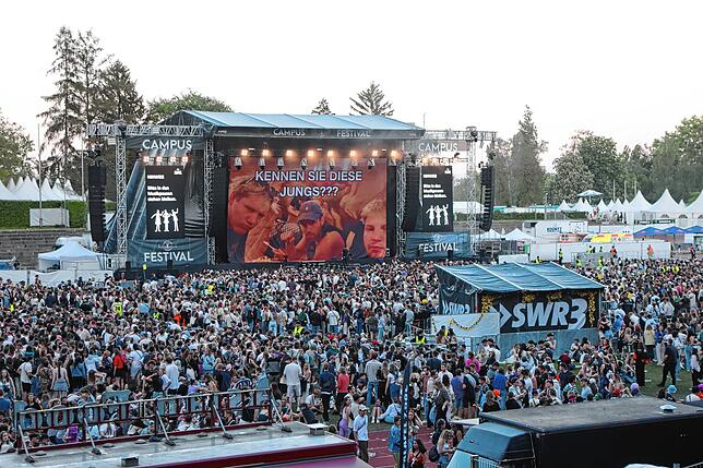 Bild 20: Im Stadion wird am zweiten Tag des Campus-Festivals nochmals aufgedreht