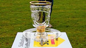 Zwei der vier Mannschaften am kommenden Donnerstag dürfen nach dem Finalsieg diesen Pokal in die Höhe strecken.