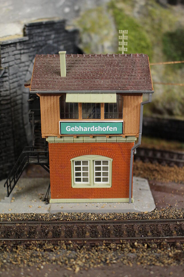 Persönliche Note: Die Züge auf der Miniaturstrecke in Mundelfingen halten auch an der Station "Gebhardshofen."
