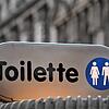 Eine öffentliche Toilette wie hier in Leipzig fehlt am Busbahnhof in Pfullendorf. Jetzt werden die Stimmen für einen Bau lauter.