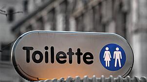Eine öffentliche Toilette wie hier in Leipzig fehlt am Busbahnhof in Pfullendorf. Jetzt werden die Stimmen für einen Bau lauter.