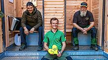 Fridolin Einwald (Mitte), sein Geschäftspartner Michael Heizmann (links) und ihr Helfer Ralf Grünsteidl sitzen in einem WC-Anhänger, den ...