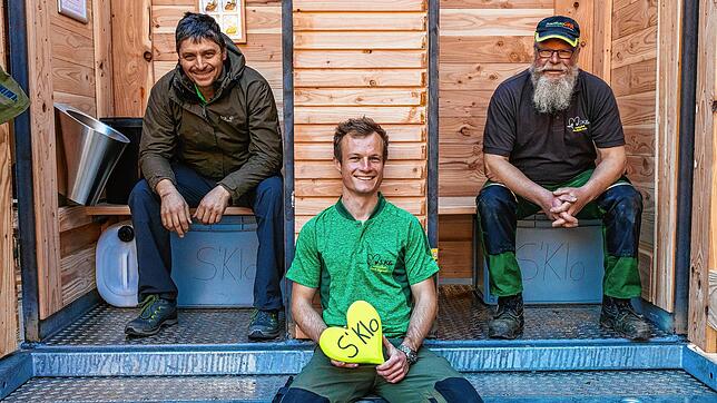Fridolin Einwald (Mitte), sein Geschäftspartner Michael Heizmann (links) und ihr Helfer Ralf Grünsteidl sitzen in einem WC-Anhänger, den ...
