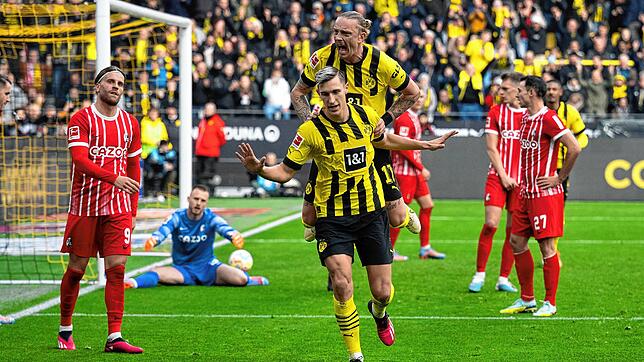 Dortmunds Nico Schlotterbeck (unten) jubelt mit Marius Wolf über seinen Treffer zum 1:0 gegen seinen ehemaligen Verein.