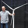 Bene Müller, Geschäftsführer bei Solarcomplex, neben einem Modell eines Windrads. Das Unternehmen ist spezialisiert auf erneuerbaren ...