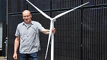 Bene Müller, Vorstandschef bei Solarcomplex aus Singen im Hegau, steht neben einem Modell eines Windrads. Das Unternehmen ist ...